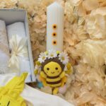 Trusou Botez Albinuță cu Lumânare lucrata manual, Cutie Argintie și Rochiță Tematică 3–6 Luni