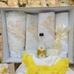 Trusou Botez Albinuță cu Lumânare lucrata manual, Cutie Argintie și Rochiță Tematică 3–6 Luni