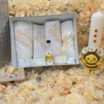 Trusou Botez Albinuță cu Lumânare lucrata manual, Cutie Argintie și Rochiță Tematică 3–6 Luni