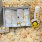 Trusou Botez Albinuță cu Lumânare lucrata manual, Cutie Argintie și Rochiță Tematică 3–6 Luni