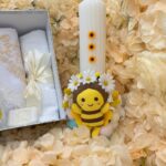 Trusou Botez Albinuță cu Lumânare lucrata manual, Cutie Argintie și Rochiță Tematică 3–6 Luni