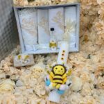 Trusou Botez Albinuță cu Lumânare lucrata manual, Cutie Argintie și Rochiță Tematică 3–6 Luni