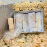 Trusou botez cu lumânare din ceară naturală, cutie argintie și set nou-născut 7 piese – Premium pentru ceremonie