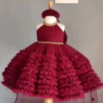 Rochiță Satin Fetițe Burgundy cu Tulle Voluminos și Trenă Asimetrică – Model Elegant pentru Ocazii Speciale