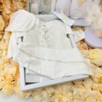Trusou botez băieți complet – costum elegant 0-3 luni + lumânare și accesorii