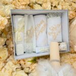 Trusou botez fetiță cu lumânare din ceară naturală tip fagure și rochiță 3-6 luni