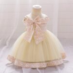 Trusou botez fetiță cu lumânare din ceară naturală tip fagure și rochiță 3-6 luni