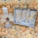 Trusou botez copii complet în cutie argintie cu lumânare decorată cu fulgi naturali de struț