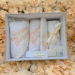 Trusou botez copii complet în cutie argintie cu lumânare decorată cu fulgi naturali de struț