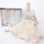 Trusou botez fetiță cu lumânare din ceară naturală tip fagure și rochiță 3-6 luni