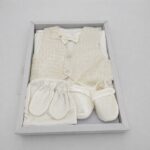 Set botez băiețel elegant alb crem 0–3 luni – ținută completă cu vestă și papion