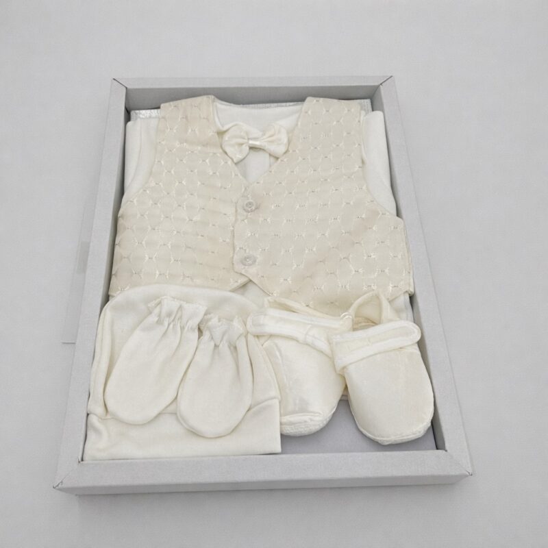 Set botez băiețel elegant alb crem 0–3 luni – ținută completă cu vestă și papion