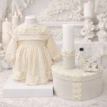 Trusou complet de botez pentru fetiță, realizat manual, cu lumânare decorată, rochiță din muselină și cutie elegantă