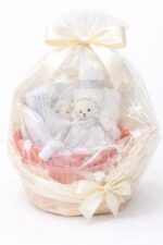 Trusou botez fete premium, lucrat manual, cu lumânare din ceară naturală tip fagure și cutie din lemn