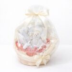 Trusou botez fete premium, lucrat manual, cu lumânare din ceară naturală tip fagure și cutie din lemn