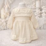 Trusou complet de botez pentru fetiță, realizat manual, cu lumânare decorată, rochiță din muselină și cutie elegantă