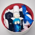 Trusou Botez Băieți 0–3 Luni cu Costumaș Elegant, Lumânare și Cufăr Handmade