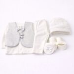 Set botez băiețel 0–3 luni, elegant alb-crem cu vestă brodată – hăinuțe botez bebeluș
