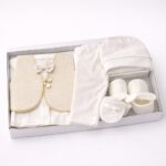 Set botez băiețel elegant crem-auriu 0–3 luni – costum complet cu vestă și accesorii