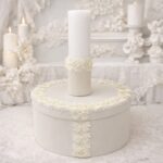 Trusou complet de botez pentru fetiță, realizat manual, cu lumânare decorată, rochiță din muselină și cutie elegantă