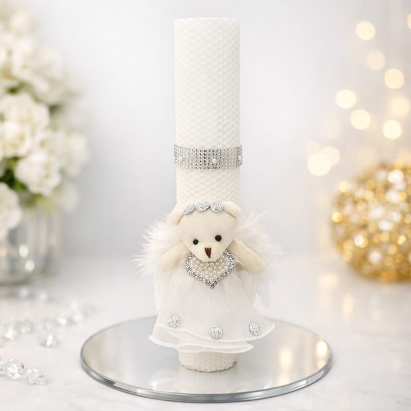 Lumânare de botez din ceară naturală tip fagure, lucrată manual, cu ursuleț înger și fulgi naturali