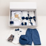 Trusou Botez Băieți Elegant Bleumarin – Set Complet cu Lumânare și Hăinuțe 0-3 LUNI