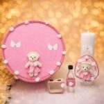 Set botez fetiță roz, realizat manual, cu lumânare și cutie decorativă cu ursuleț
