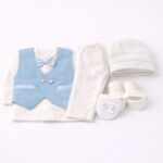 Set botez băiețel elegant alb crem 0–3 luni – ținută completă cu vestă și papion