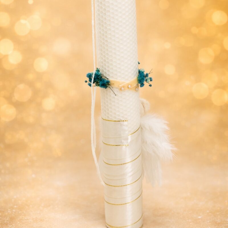 Lumânare din ceara naturala de botez pentru băieți, lucrată manual, cu ursuleț și flori si pene naturale