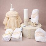 Trusou complet de botez pentru fetiță, realizat manual, cu lumânare decorată, rochiță din muselină și cutie elegantă