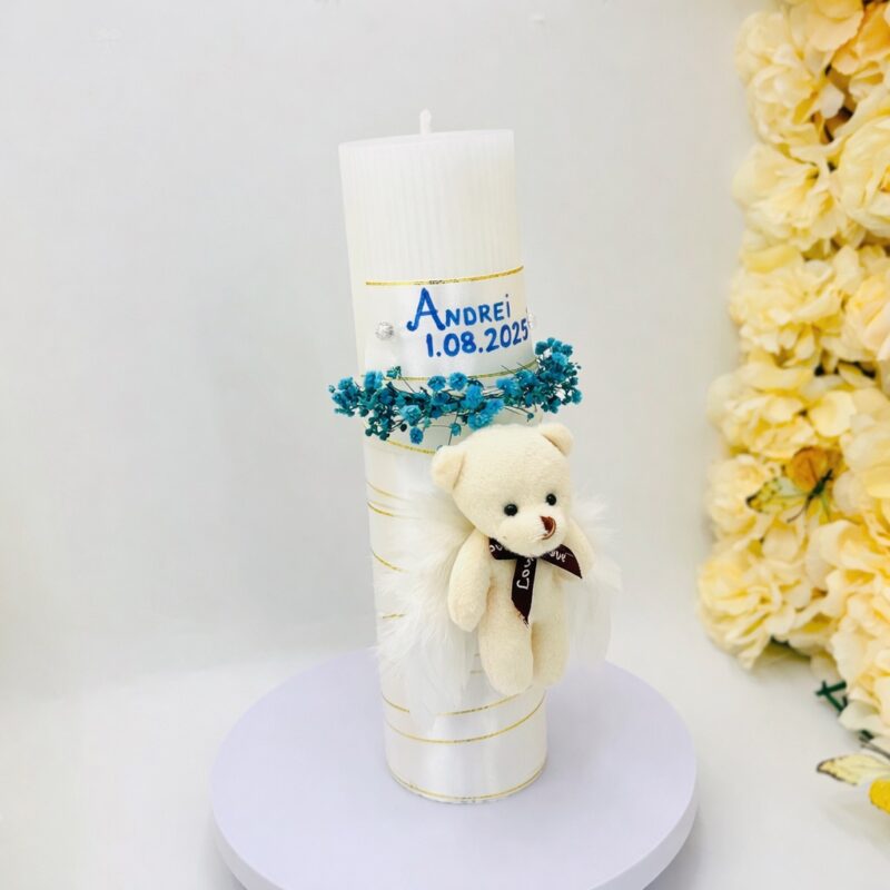 Lumânare de botez personalizată, lucrată manual, cu flori și fulgi naturali – design elegant