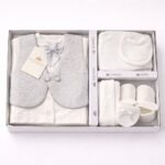 Set botez băiețel elegant gri-argintiu 0–3 luni – costum complet cu vestă, papion și accesorii