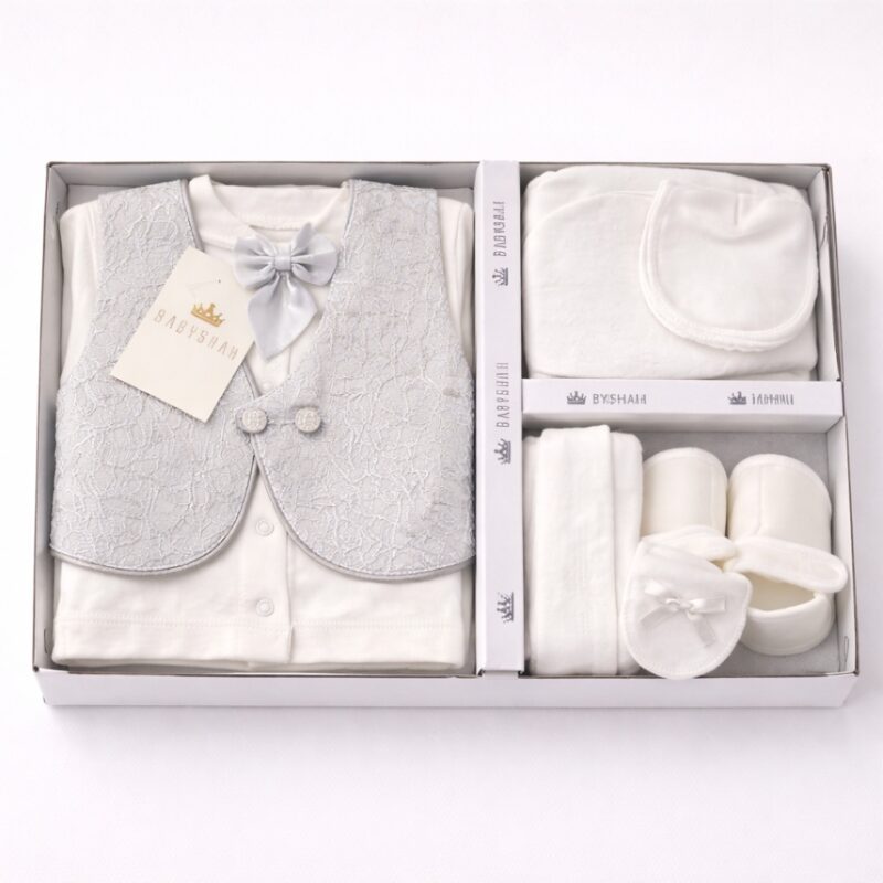 Set botez băiețel elegant gri-argintiu 0–3 luni – costum complet cu vestă, papion și accesorii