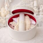 Trusou complet de botez pentru fetiță, realizat manual, cu lumânare decorată, rochiță din muselină și cutie elegantă