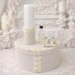 Trusou complet de botez pentru fetiță, realizat manual, cu lumânare decorată, rochiță din muselină și cutie elegantă