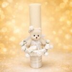 Lumânare de botez din ceară naturală cu ursuleț și coroniță florală, realizată manual
