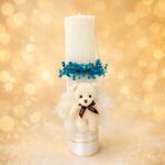 Lumânare din ceara naturala de botez pentru băieți, lucrată manual, cu ursuleț și flori si pene naturale