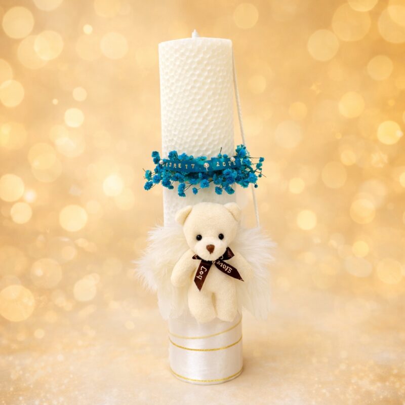 Lumânare din ceara naturala de botez pentru băieți, lucrată manual, cu ursuleț și flori si pene naturale