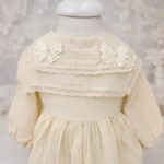 Trusou complet de botez pentru fetiță, realizat manual, cu lumânare decorată, rochiță din muselină și cutie elegantă