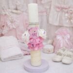Lumânare de botez pentru fetiță din ceară naturală tip fagure, lucrată manual, decor roz delicat
