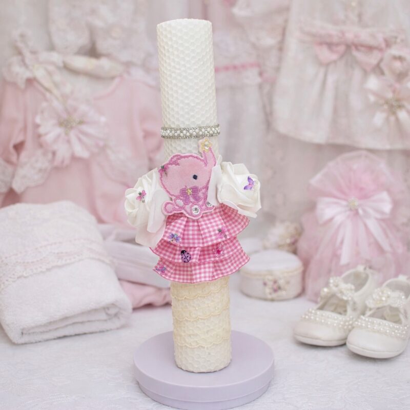 Lumânare de botez pentru fetiță din ceară naturală tip fagure, lucrată manual, decor roz delicat