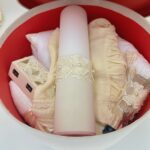 Trusou complet de botez pentru fetiță, realizat manual, cu lumânare decorată, rochiță din muselină și cutie elegantă