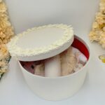 Trusou complet de botez pentru fetiță, realizat manual, cu lumânare decorată, rochiță din muselină și cutie elegantă