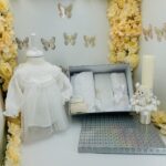 Trusou botez fetiță 0–3 luni complet, cu rochiță albă, lumânare din ceară naturală tip fagure și cutie cadou elegantă