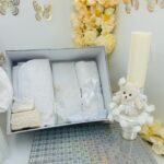 Trusou botez fetiță 0–3 luni complet, cu rochiță albă, lumânare din ceară naturală tip fagure și cutie cadou elegantă