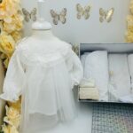 Trusou botez fetiță 0–3 luni complet, cu rochiță albă, lumânare din ceară naturală tip fagure și cutie cadou elegantă