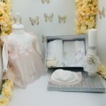 Trusou botez fetiță 0–3 luni complet, cu rochiță albă, lumânare din ceară naturală tip fagure și cutie cadou elegantă