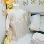 Trusou botez fetiță 0–3 luni complet, cu rochiță albă, lumânare din ceară naturală tip fagure și cutie cadou elegantă