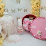 Trusou botez fetiță 0–3 luni cu cutie catifea roz handmade, rochiță cu pălărie și lumânare lucrată manual