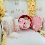 Trusou botez fetiță 0–3 luni cu cutie catifea roz handmade, rochiță cu pălărie și lumânare lucrată manual